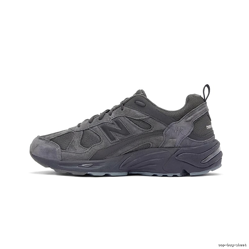New Balance retro-style grey sports shoes