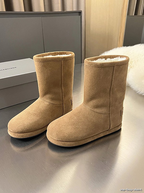 Tan Suede Mid-calf Boot UGG Classic Boot for Photo Ready Styling